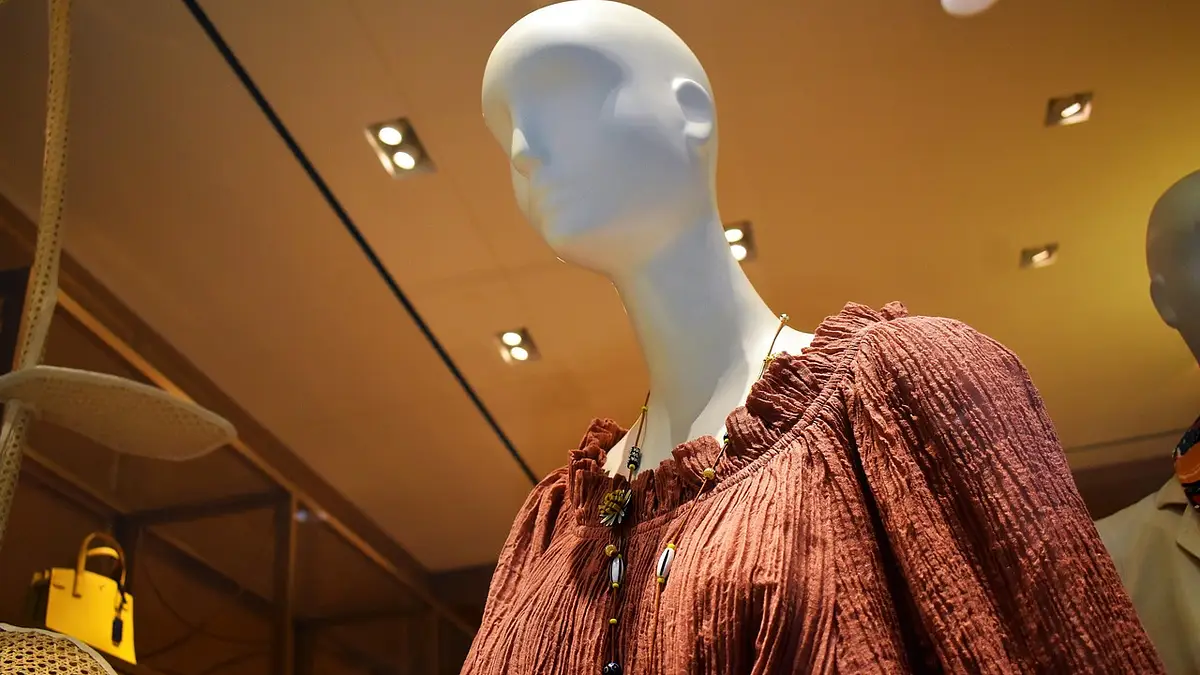 Bluza damska: 7 modnych i wygodnych stylizacji na każdą okaz