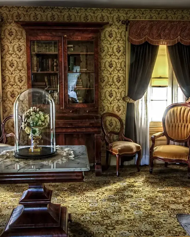 Nowoczesny salon ze starymi meblami – praktyczne porady aran