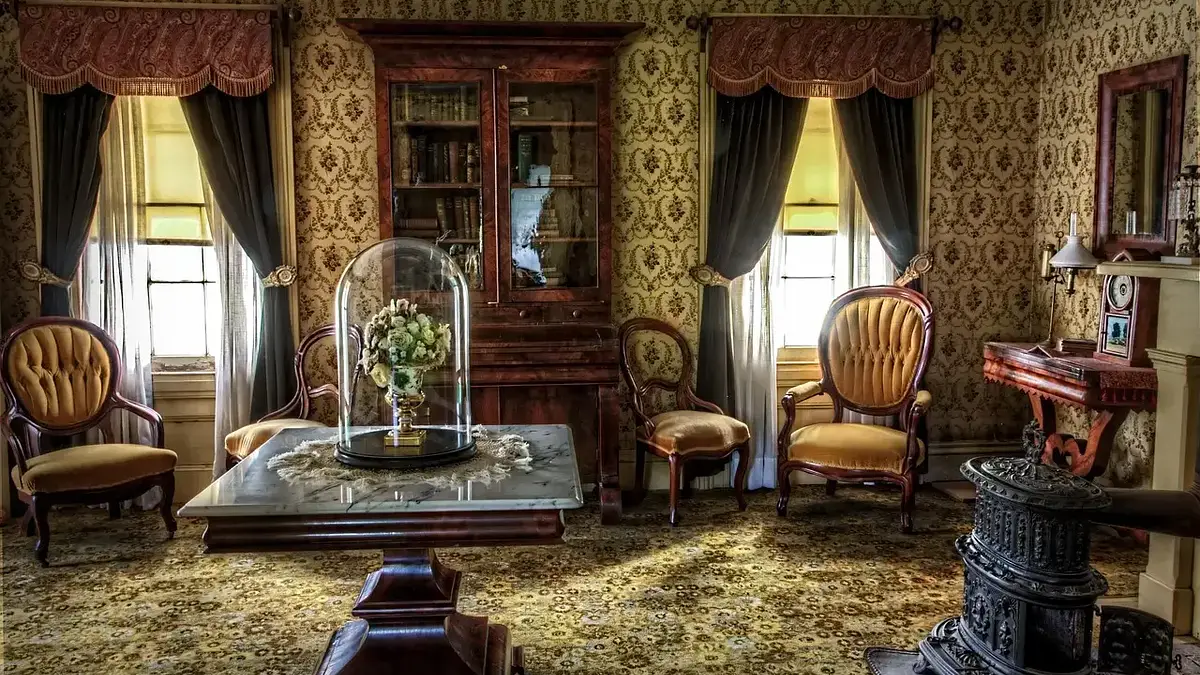 Nowoczesny salon ze starymi meblami – praktyczne porady aran