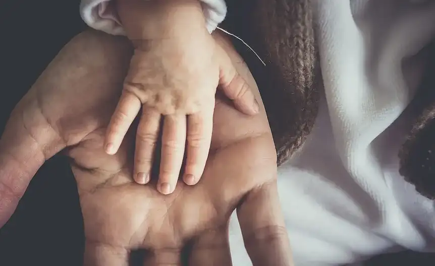 Rodzic karmiący dziecko z uśmiechem