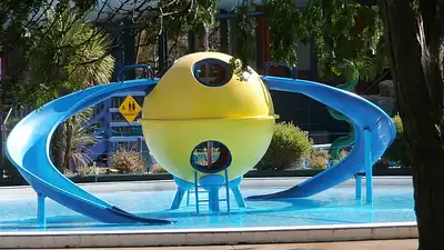 Wakacje z dziećmi: najlepsze atrakcje wodne w Polsce i za gr