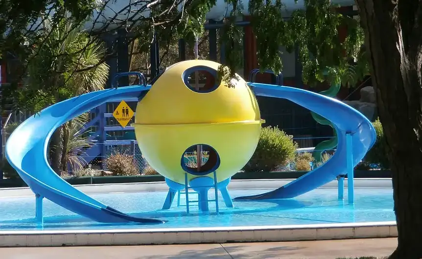 Widok na zjezdzalnie i basen z falami w parku wodnym suntago