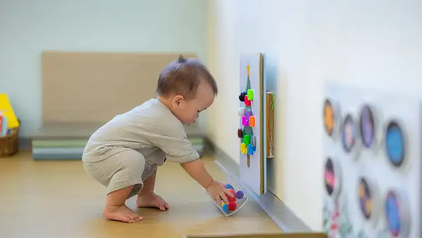 Plan dnia niemowlaka – jak stworzyć rutynę snu i karmienia?