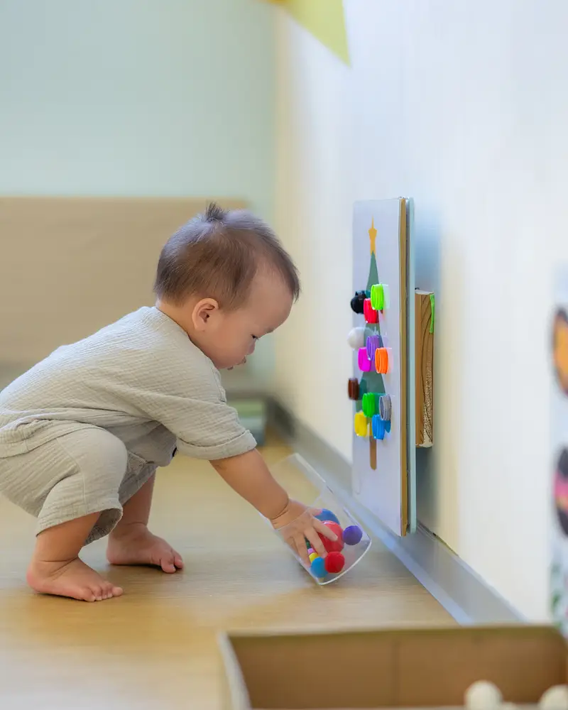 Plan dnia niemowlaka – jak stworzyć rutynę snu i karmienia?