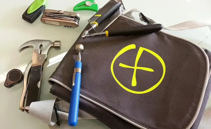 Osoba korzystająca z gps podczas geocachingu na świeżym powietrzu