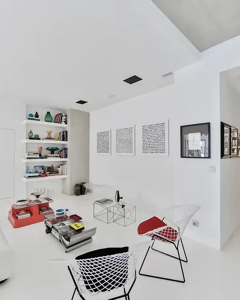 Co wstawić do witryny w salonie? Inspiracje i porady