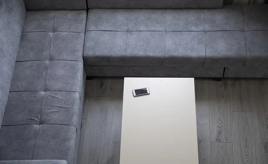 Dlaczego szara kanapa to uniwersalna baza do aranzacji salonu