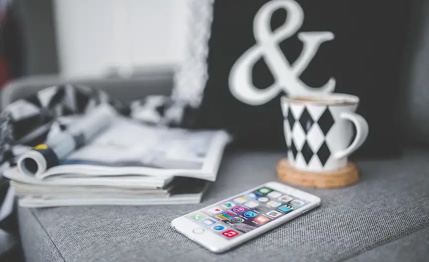 Jak dopasowac kolor scian do szarej kanapy