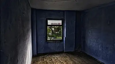 Ciemna podłoga w salonie – nowoczesne aranżacje i porady