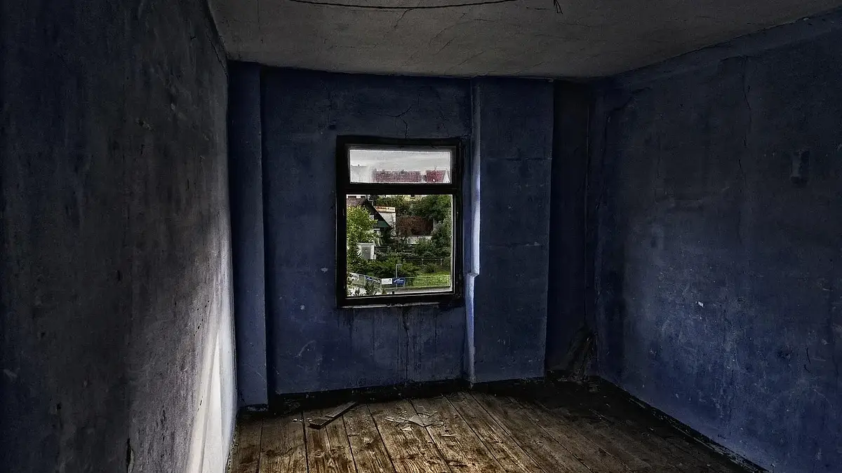 Ciemna podłoga w salonie – nowoczesne aranżacje i porady