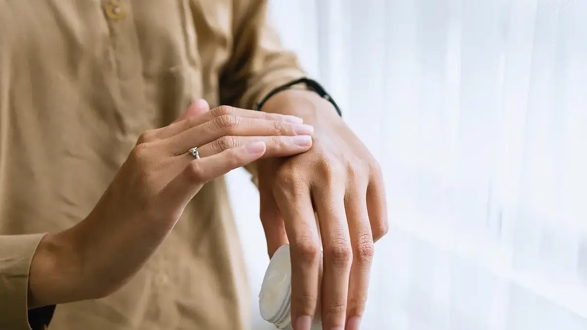 4 skuteczne sposoby na nawilżenie bardzo suchej skóry