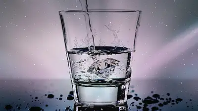 Schudłam pijąc wodę – jak picie wody wspiera odchudzanie